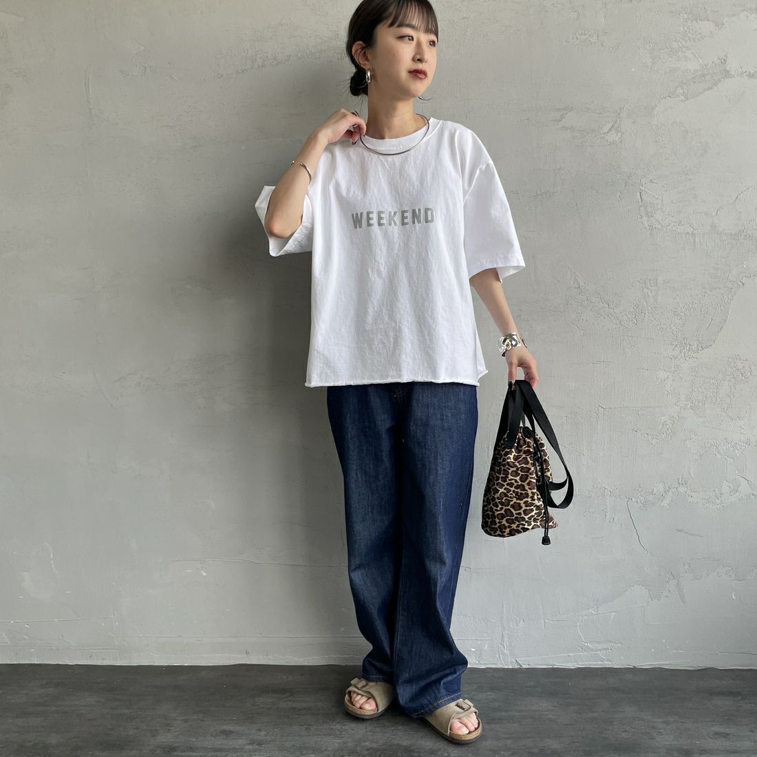 FUNG [ファング] WEEKEND カットオフプリントTシャツ [WEEKEND] WH/SILVER &&モデル身長：150cm 着用サイズ：M&&