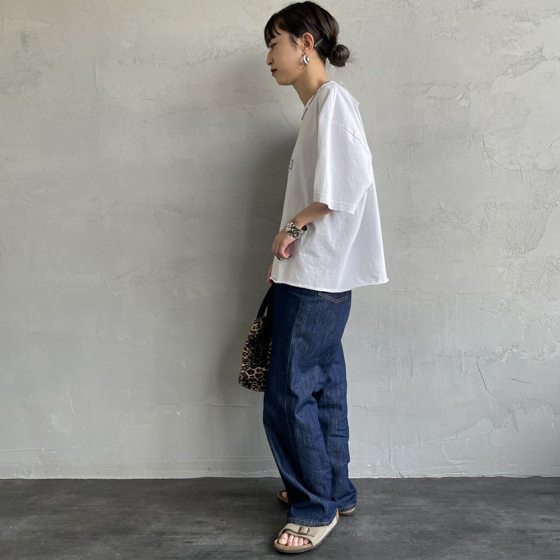 FUNG [ファング] WEEKEND カットオフプリントTシャツ [WEEKEND] WH/SILVER &&モデル身長：150cm 着用サイズ：M&&