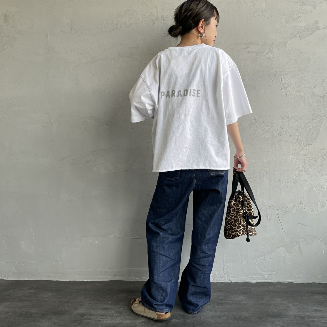 FUNG [ファング] WEEKEND カットオフプリントTシャツ [WEEKEND] WH/SILVER &&モデル身長：150cm 着用サイズ：M&&