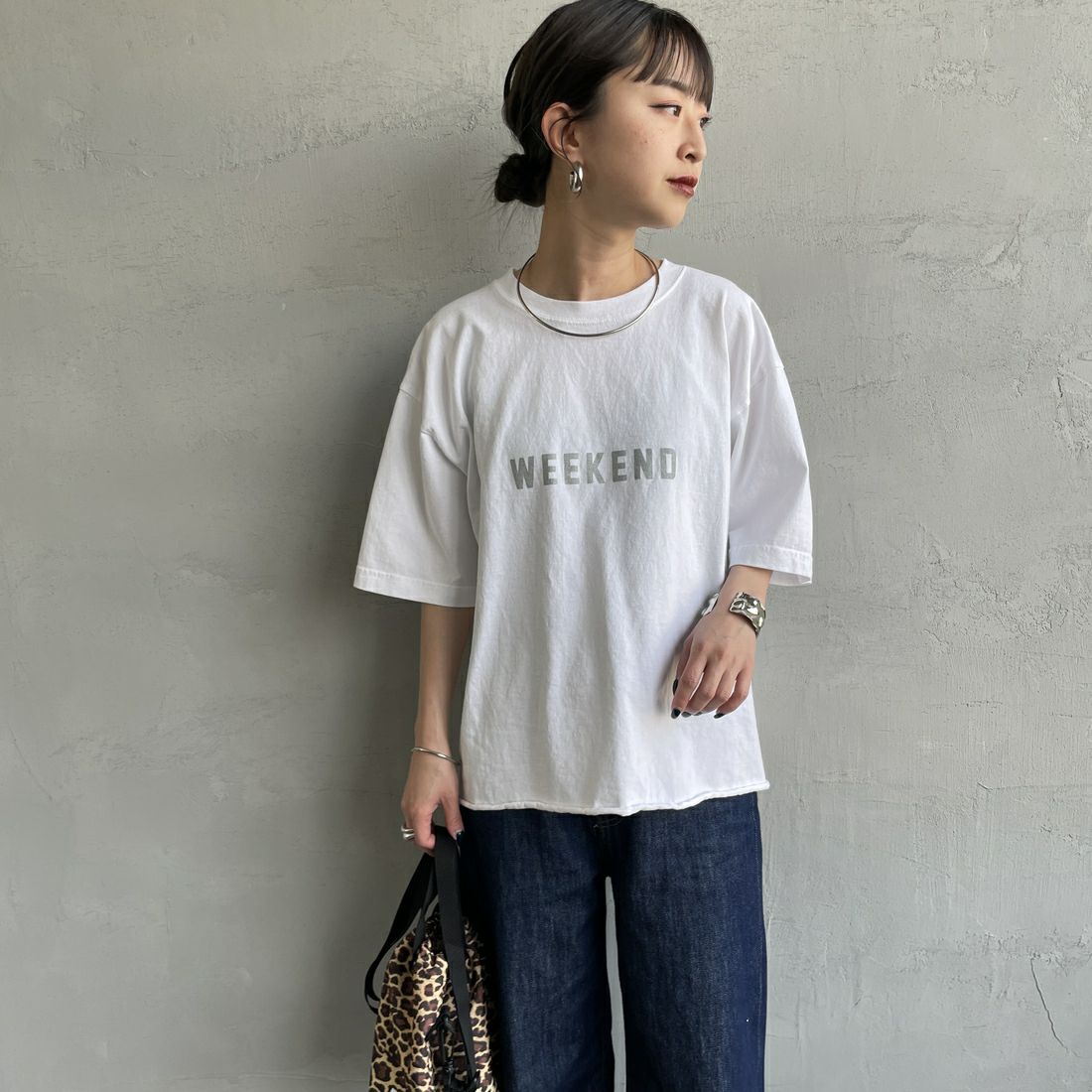 FUNG [ファング] WEEKEND カットオフプリントTシャツ [WEEKEND] WH/SILVER &&モデル身長：150cm 着用サイズ：M&&