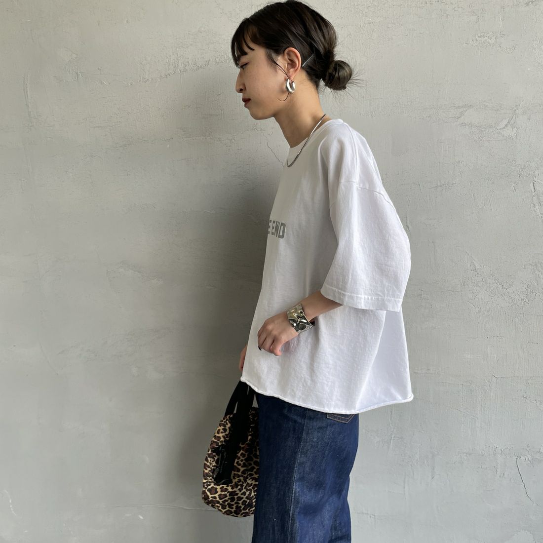 FUNG [ファング] WEEKEND カットオフプリントTシャツ [WEEKEND] WH/SILVER &&モデル身長：150cm 着用サイズ：M&&