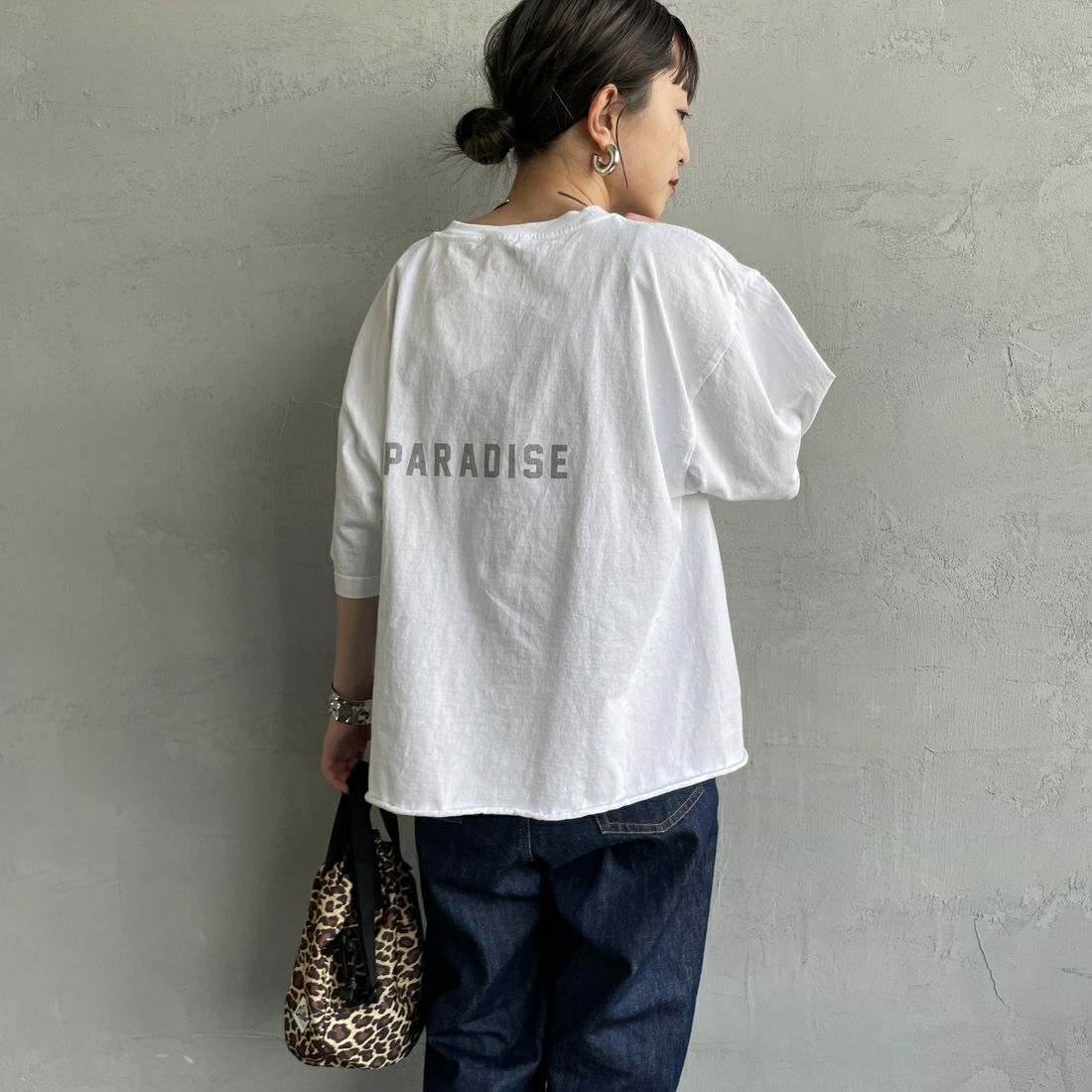FUNG [ファング] WEEKEND カットオフプリントTシャツ [WEEKEND] WH/SILVER &&モデル身長：150cm 着用サイズ：M&&