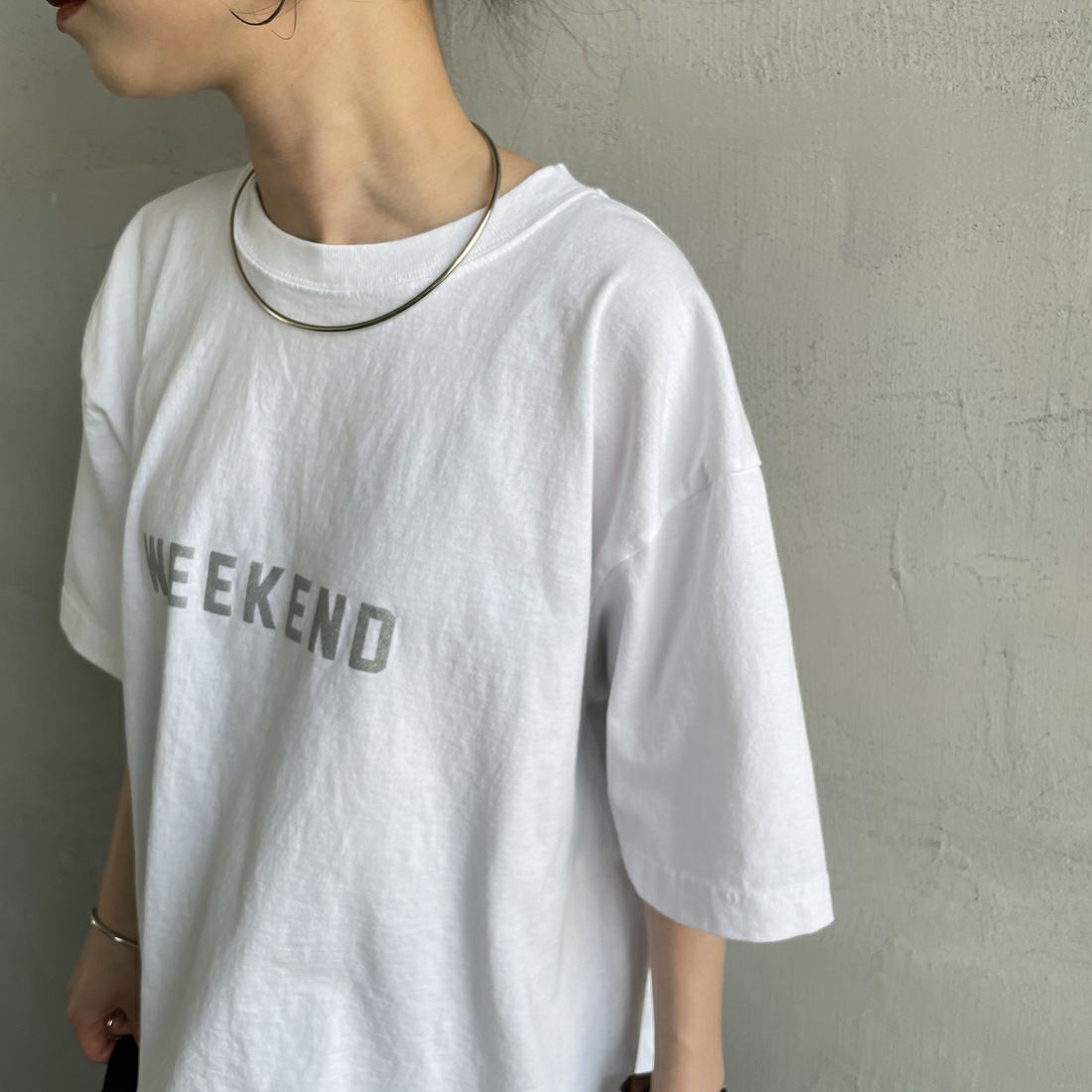 FUNG [ファング] WEEKEND カットオフプリントTシャツ [WEEKEND] WH/SILVER &&モデル身長：150cm 着用サイズ：M&&