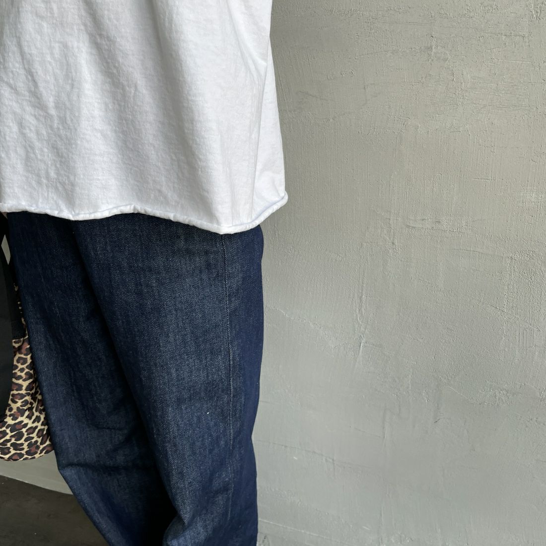 FUNG [ファング] WEEKEND カットオフプリントTシャツ [WEEKEND] WH/SILVER &&モデル身長：150cm 着用サイズ：M&&