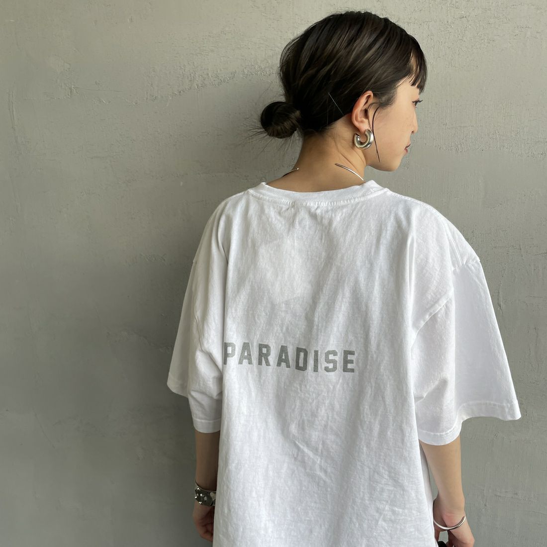 FUNG [ファング] WEEKEND カットオフプリントTシャツ [WEEKEND] WH/SILVER &&モデル身長：150cm 着用サイズ：M&&