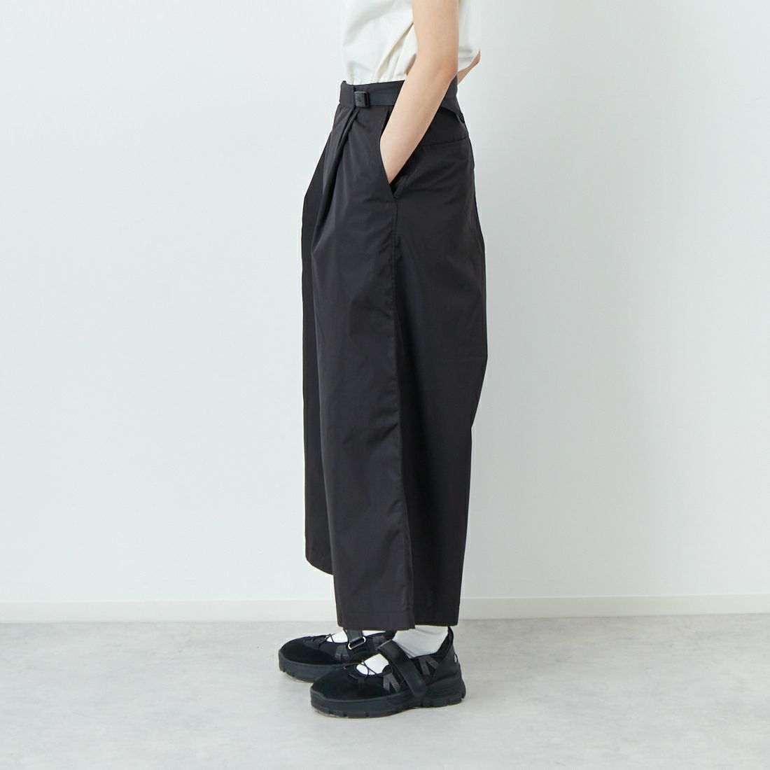 THE NORTH FACE PURPLE LABEL [ザ ノースフェイス パープルレーベル] フィールドラップキュロット [N25SC062] K BLACK &&モデル身長：160cm 着用サイズ：WS&&