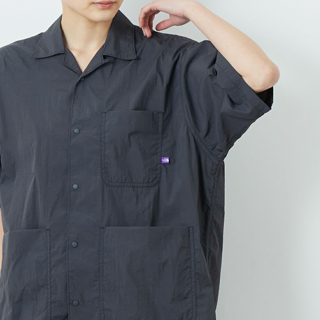 THE NORTH FACE PURPLE LABEL [ザ ノースフェイス パープルレーベル] ナイロンタフタ フィールドショートスリーブシャツ [N25SG055] AH AH GRAY &&モデル身長：160cm 着用サイズ：S&&