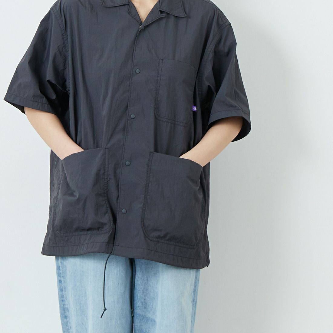 THE NORTH FACE PURPLE LABEL [ザ ノースフェイス パープルレーベル] ナイロンタフタ フィールドショートスリーブシャツ [N25SG055] AH AH GRAY &&モデル身長：160cm 着用サイズ：S&&