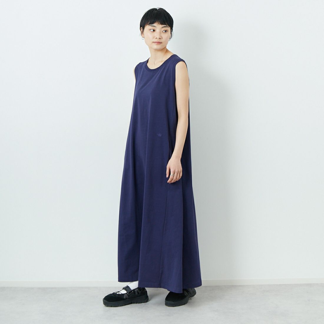 THE NORTH FACE PURPLE LABEL [ザ ノースフェイス パープルレーベル] コットンジャージー ノースリーブフィールドドレス [N25SF060] N NAVY &&モデル身長：160cm 着用サイズ：WM&&