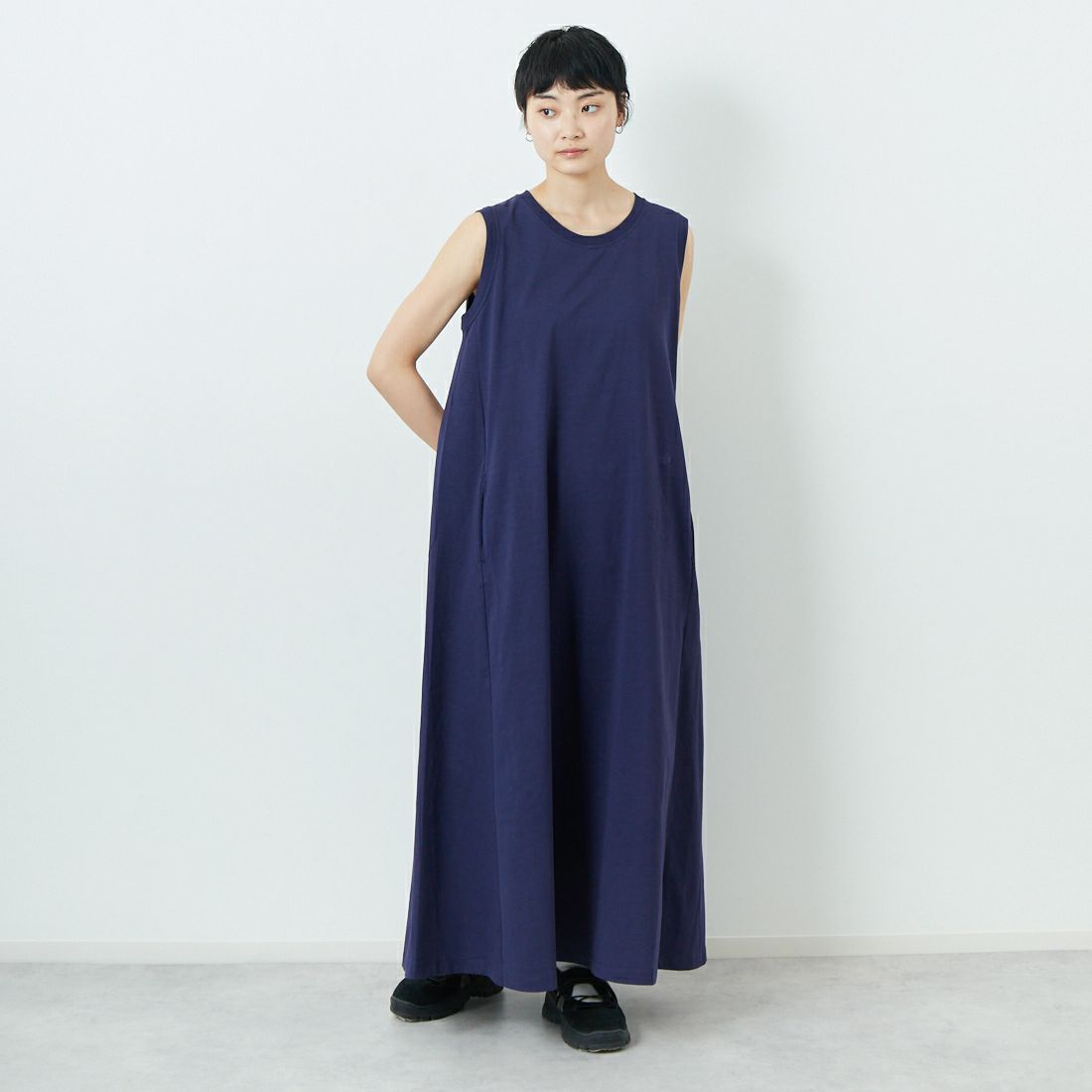 THE NORTH FACE PURPLE LABEL [ザ ノースフェイス パープルレーベル] コットンジャージー ノースリーブフィールドドレス [N25SF060] N NAVY &&モデル身長：160cm 着用サイズ：WM&&