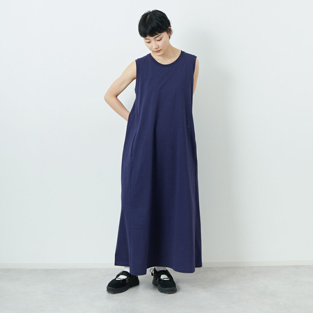 THE NORTH FACE PURPLE LABEL [ザ ノースフェイス パープルレーベル] コットンジャージー ノースリーブフィールドドレス [N25SF060] N NAVY &&モデル身長：160cm 着用サイズ：WM&&