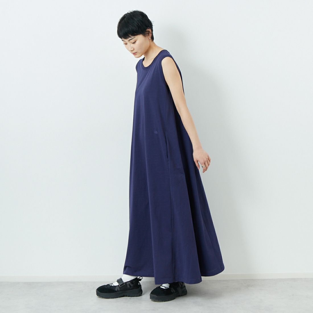 THE NORTH FACE PURPLE LABEL [ザ ノースフェイス パープルレーベル] コットンジャージー ノースリーブフィールドドレス [N25SF060] N NAVY &&モデル身長：160cm 着用サイズ：WM&&