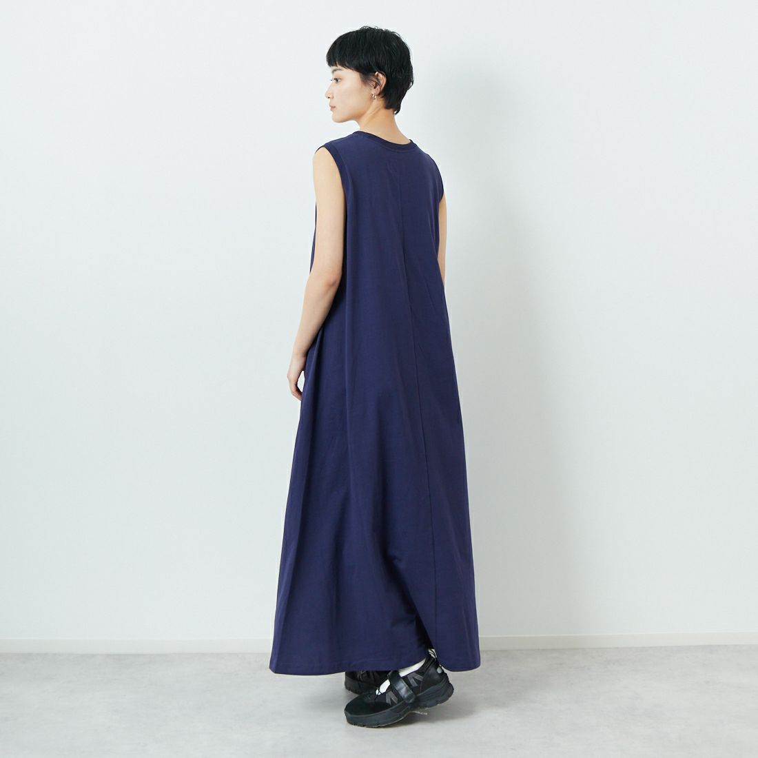 THE NORTH FACE PURPLE LABEL [ザ ノースフェイス パープルレーベル] コットンジャージー ノースリーブフィールドドレス [N25SF060] N NAVY &&モデル身長：160cm 着用サイズ：WM&&