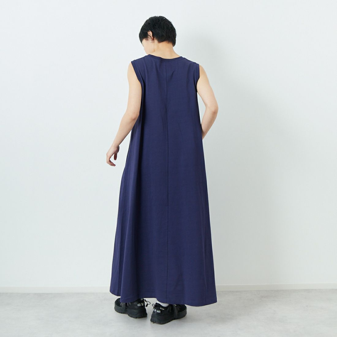 THE NORTH FACE PURPLE LABEL [ザ ノースフェイス パープルレーベル] コットンジャージー ノースリーブフィールドドレス [N25SF060] N NAVY &&モデル身長：160cm 着用サイズ：WM&&