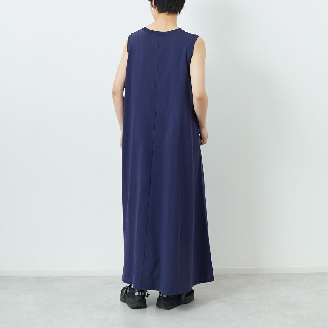 THE NORTH FACE PURPLE LABEL [ザ ノースフェイス パープルレーベル] コットンジャージー ノースリーブフィールドドレス [N25SF060] N NAVY &&モデル身長：160cm 着用サイズ：WM&&