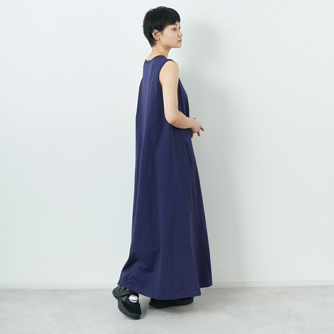 THE NORTH FACE PURPLE LABEL [ザ ノースフェイス パープルレーベル] コットンジャージー ノースリーブフィールドドレス [N25SF060] N NAVY &&モデル身長：160cm 着用サイズ：WM&&