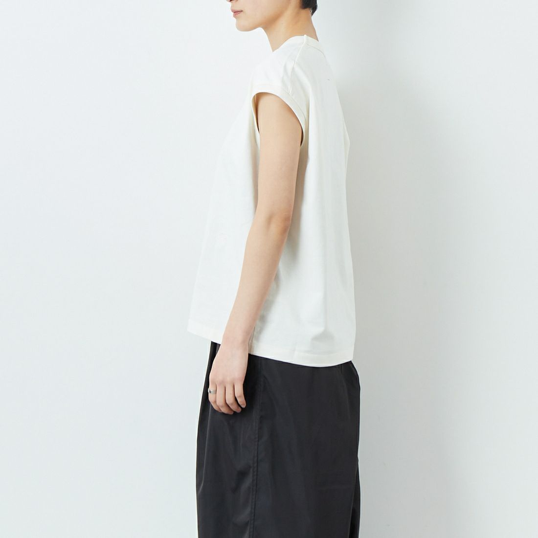 THE NORTH FACE PURPLE LABEL [ザ ノースフェイス パープルレーベル] コットンジャージー ノースリーブTシャツ [N25SH059] IV IVORY &&モデル身長：160cm 着用サイズ：WS&&