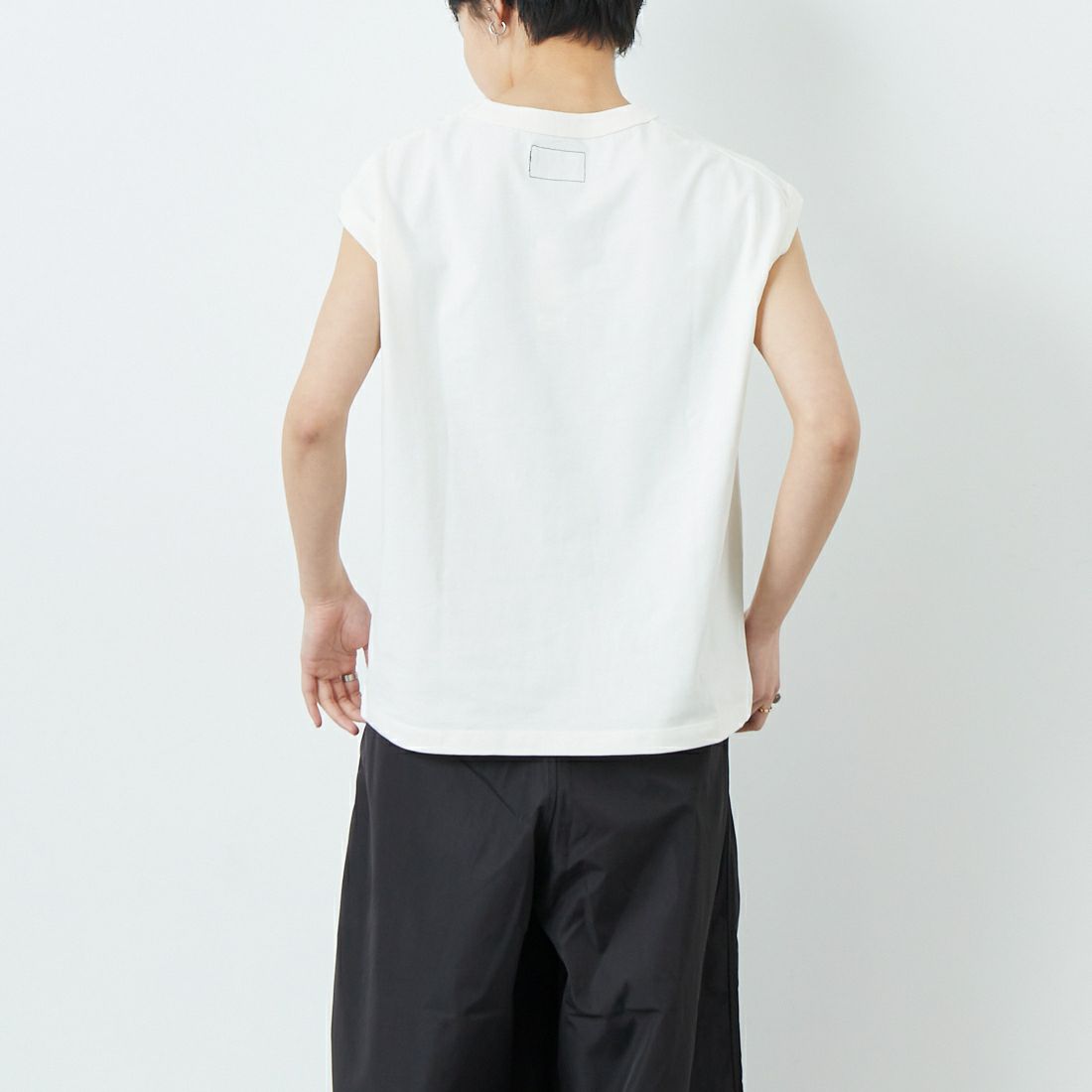 THE NORTH FACE PURPLE LABEL [ザ ノースフェイス パープルレーベル] コットンジャージー ノースリーブTシャツ [N25SH059] IV IVORY &&モデル身長：160cm 着用サイズ：WS&&