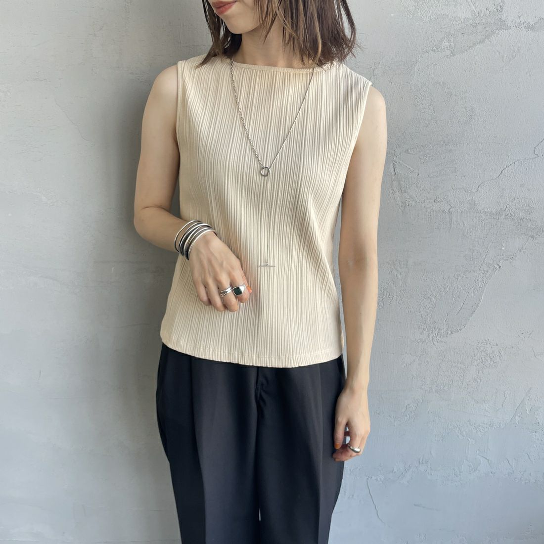 Noir Fabrik [ヌワールファブリック] ボートネックノースリーブリブカットソー [JFS-C092] LT.BEIGE &&モデル身長：158cm 着用サイズ：1&&