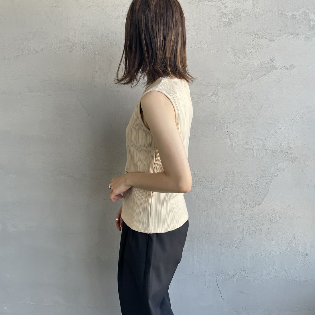 Noir Fabrik [ヌワールファブリック] ボートネックノースリーブリブカットソー [JFS-C092] LT.BEIGE &&モデル身長：158cm 着用サイズ：1&&