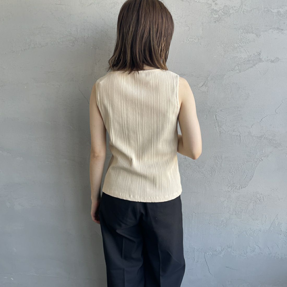 Noir Fabrik [ヌワールファブリック] ボートネックノースリーブリブカットソー [JFS-C092] LT.BEIGE &&モデル身長：158cm 着用サイズ：1&&