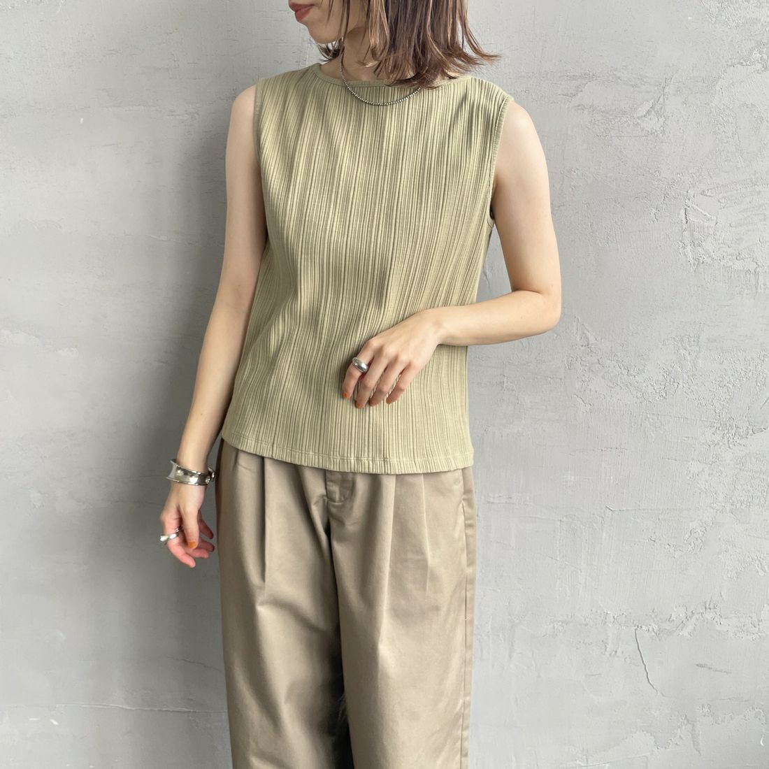 Noir Fabrik [ヌワールファブリック] ボートネックノースリーブリブカットソー [JFS-C092] OLIVE &&モデル身長：158cm 着用サイズ：1&&