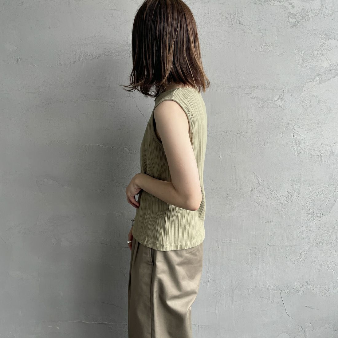 Noir Fabrik [ヌワールファブリック] ボートネックノースリーブリブカットソー [JFS-C092] OLIVE &&モデル身長：158cm 着用サイズ：1&&