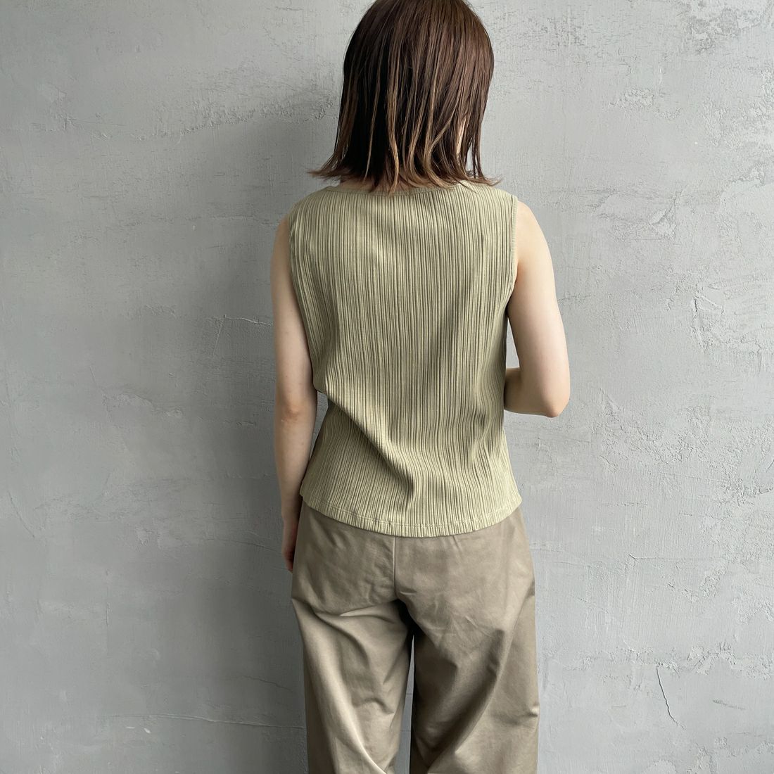 Noir Fabrik [ヌワールファブリック] ボートネックノースリーブリブカットソー [JFS-C092] OLIVE &&モデル身長：158cm 着用サイズ：1&&