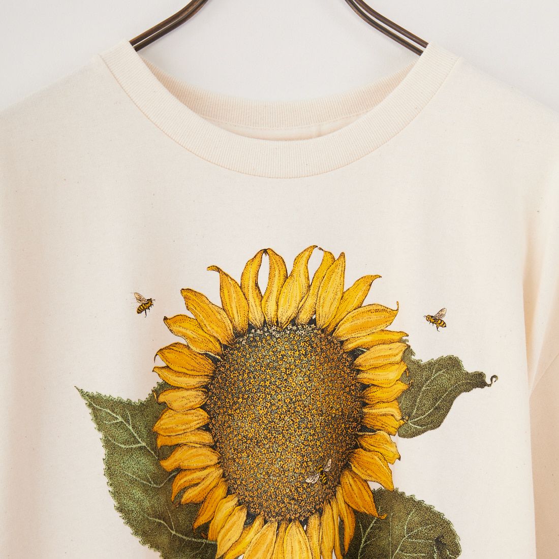 LIBERTY GRAPHICS [リバティーグラフィックス] サンフラワー&ビープリントTシャツ [SUNFLOWER-AND-BEES] NATURAL