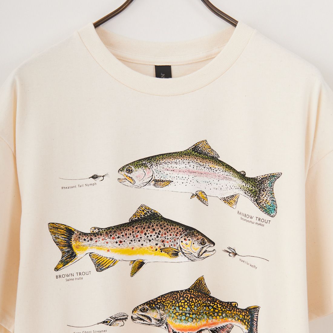 LIBERTY GRAPHICS [リバティーグラフィックス] トラウト&フライズプリントTシャツ [TROUT&FLIES] NATURAL