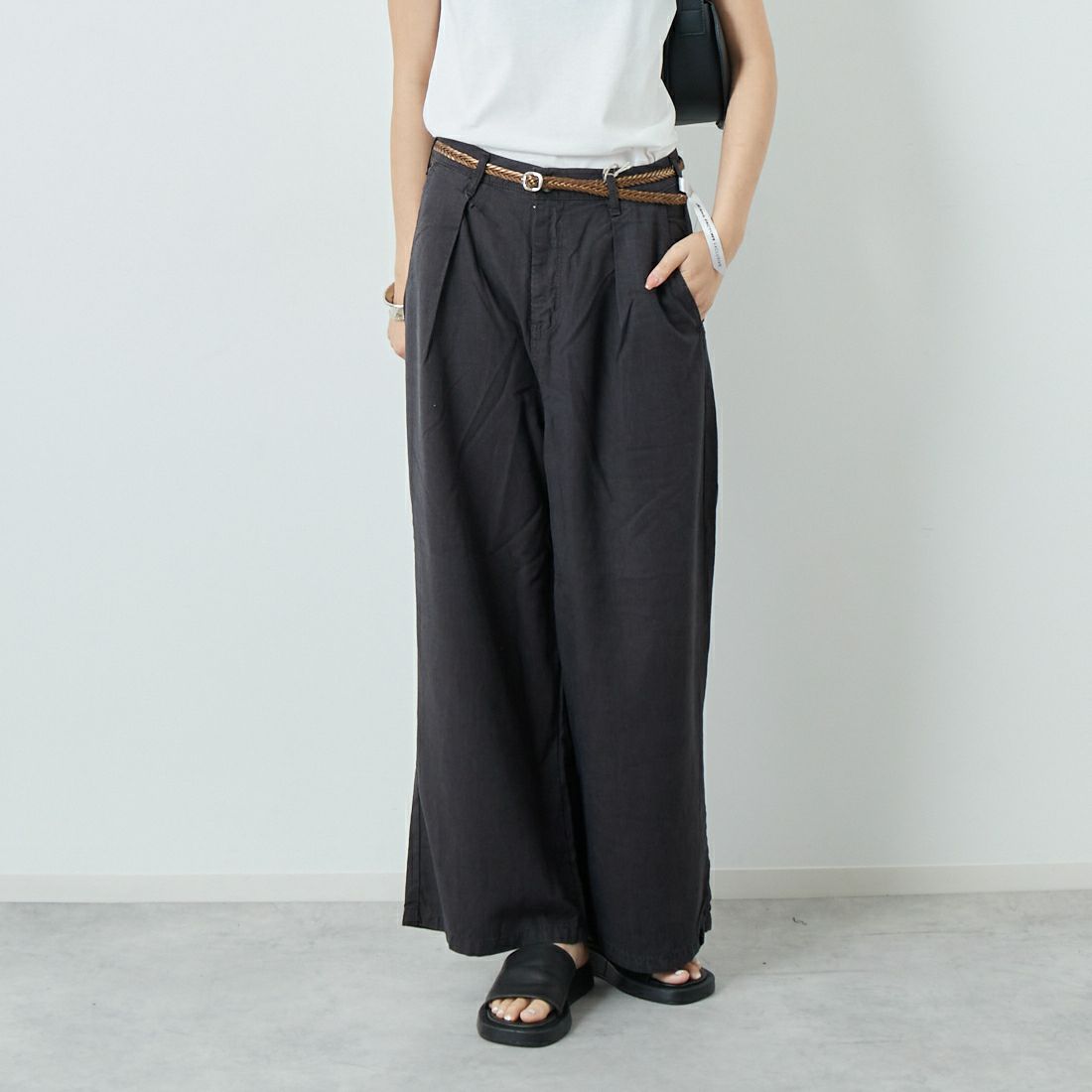 SOMETHING [サムシング] 別注 ベルト付きタックワイドパンツ [SN765S-JF] 9576 CHARC &&モデル身長：167cm 着用サイズ：M&&