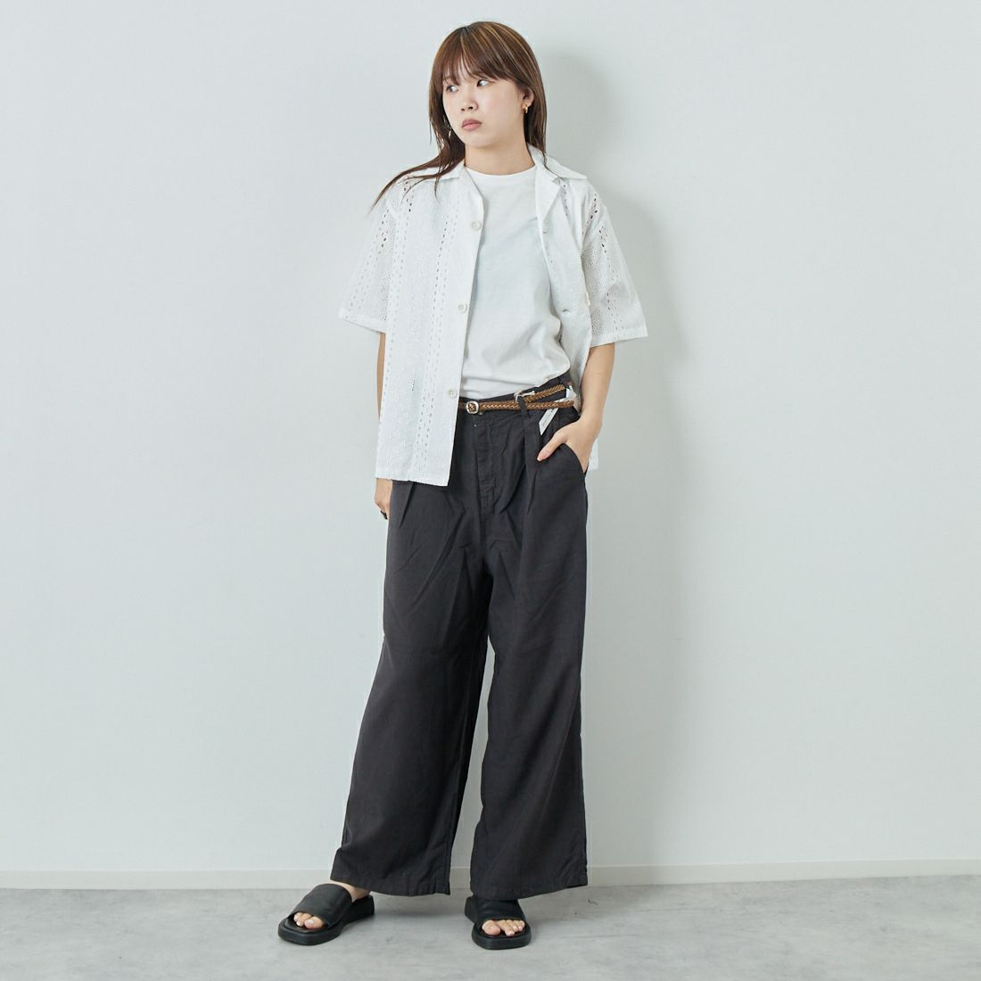 SOMETHING [サムシング] 別注 ベルト付きタックワイドパンツ [SN765S-JF] 9576 CHARC &&モデル身長：167cm 着用サイズ：M&&