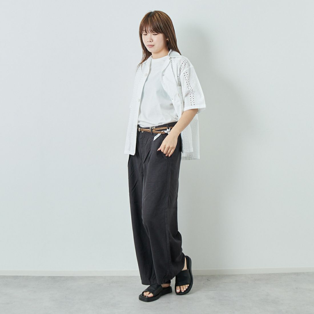 SOMETHING [サムシング] 別注 ベルト付きタックワイドパンツ [SN765S-JF] 9576 CHARC &&モデル身長：167cm 着用サイズ：M&&