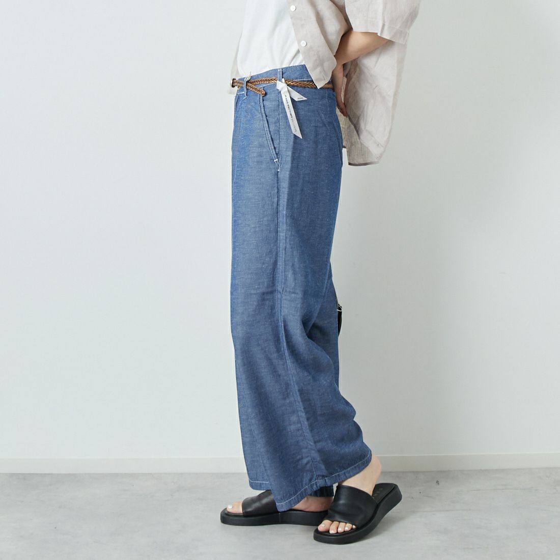 SOMETHING [サムシング] 別注 ベルト付きタックワイドパンツ [SN765S-JF] 9591 D.BLU &&モデル身長：167cm 着用サイズ：M&&