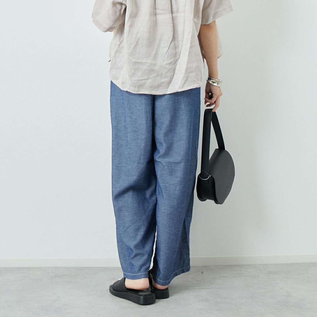 SOMETHING [サムシング] 別注 ベルト付きタックワイドパンツ [SN765S-JF] 9591 D.BLU &&モデル身長：167cm 着用サイズ：M&&