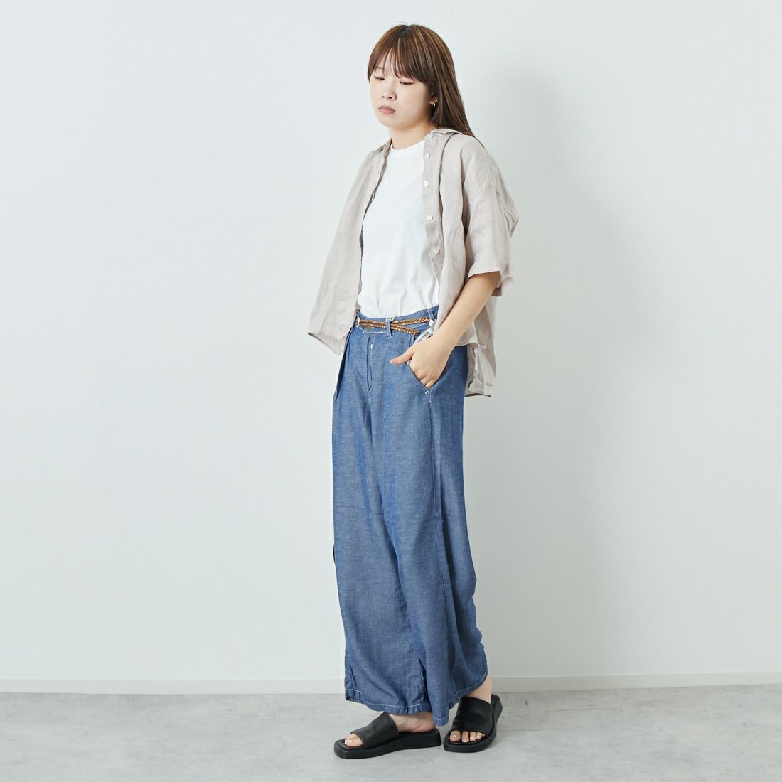 SOMETHING [サムシング] 別注 ベルト付きタックワイドパンツ [SN765S-JF] 9591 D.BLU &&モデル身長：167cm 着用サイズ：M&&