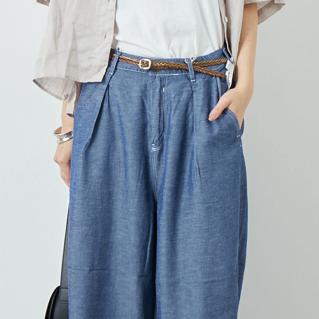 SOMETHING [サムシング] 別注 ベルト付きタックワイドパンツ [SN765S-JF] 9591 D.BLU &&モデル身長：167cm 着用サイズ：M&&