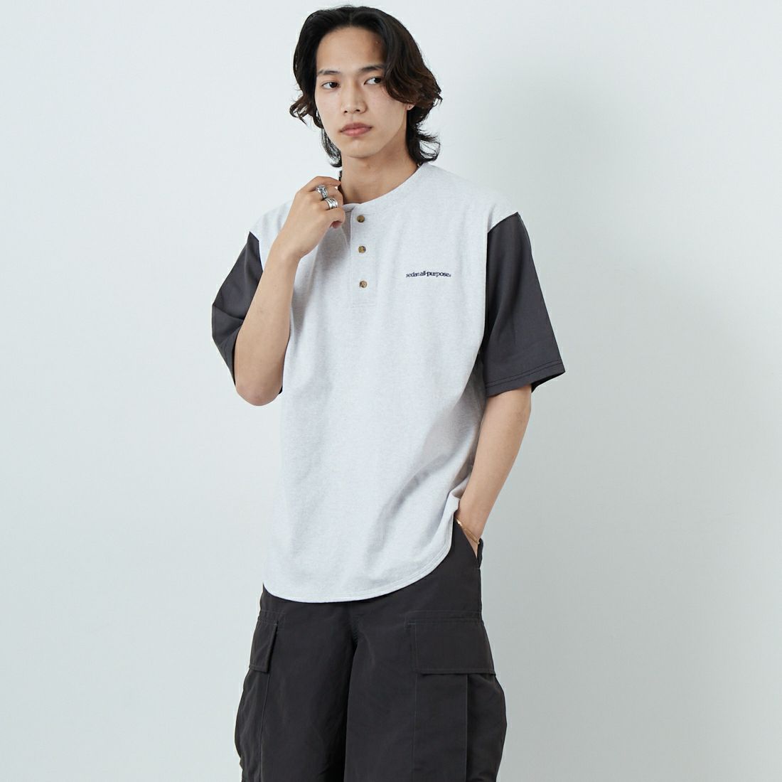 SEDAN ALL-PURPOSE [セダン オールパーパス] HENLEYNECK BASEBALL TEE [SD25S-CT05] ASH/CHR &&モデル身長：179cm 着用サイズ：L&&