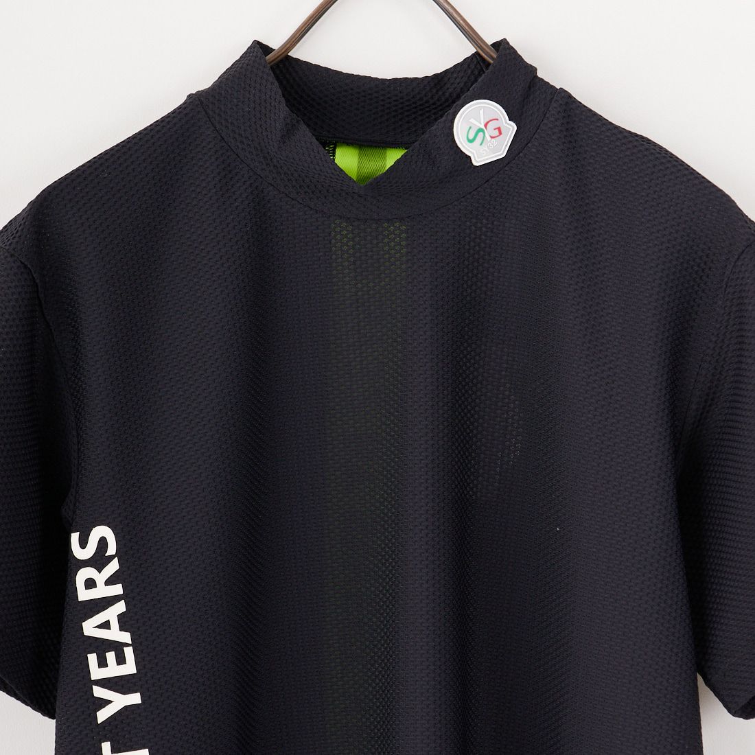 SY32 GOLF [エスワイサーティトゥ ゴルフ] 3Dフェイス バックネオンモックネックTシャツ [SYG-25S020] BLACK