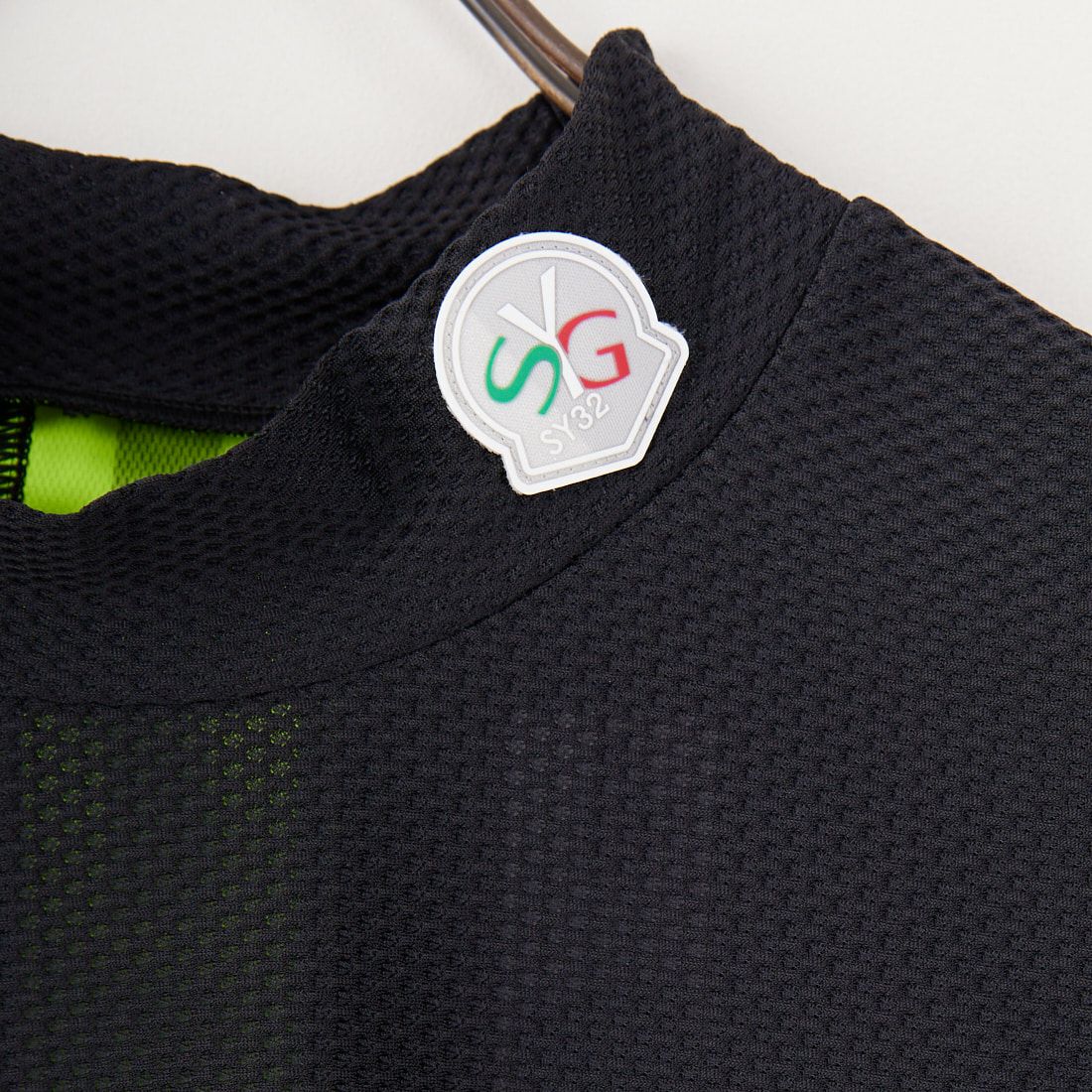 SY32 GOLF [エスワイサーティトゥ ゴルフ] 3Dフェイス バックネオンモックネックTシャツ [SYG-25S020] BLACK