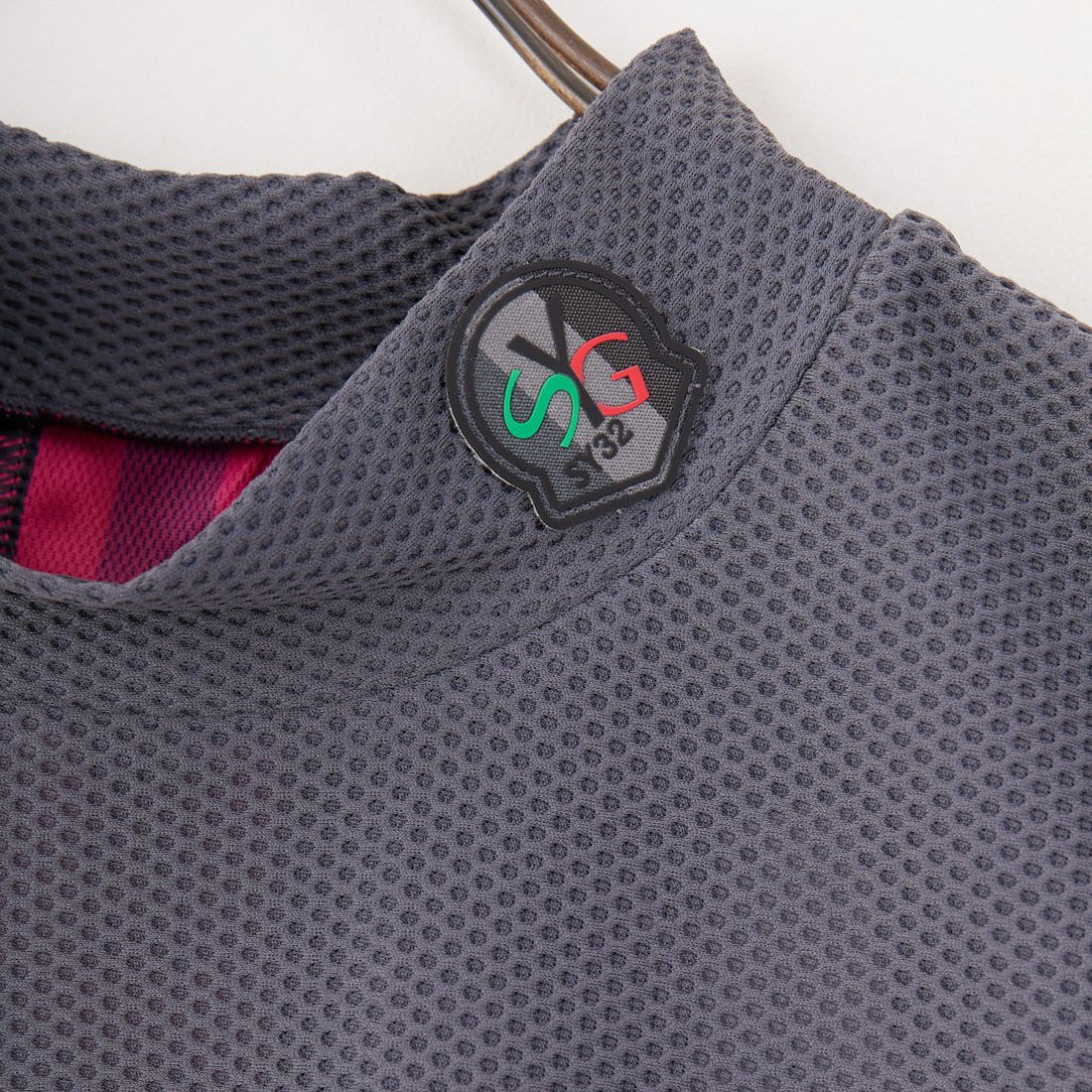 SY32 GOLF [エスワイサーティトゥ ゴルフ] 3Dフェイス バックネオンモックネックTシャツ [SYG-25S020] CHARCOAL
