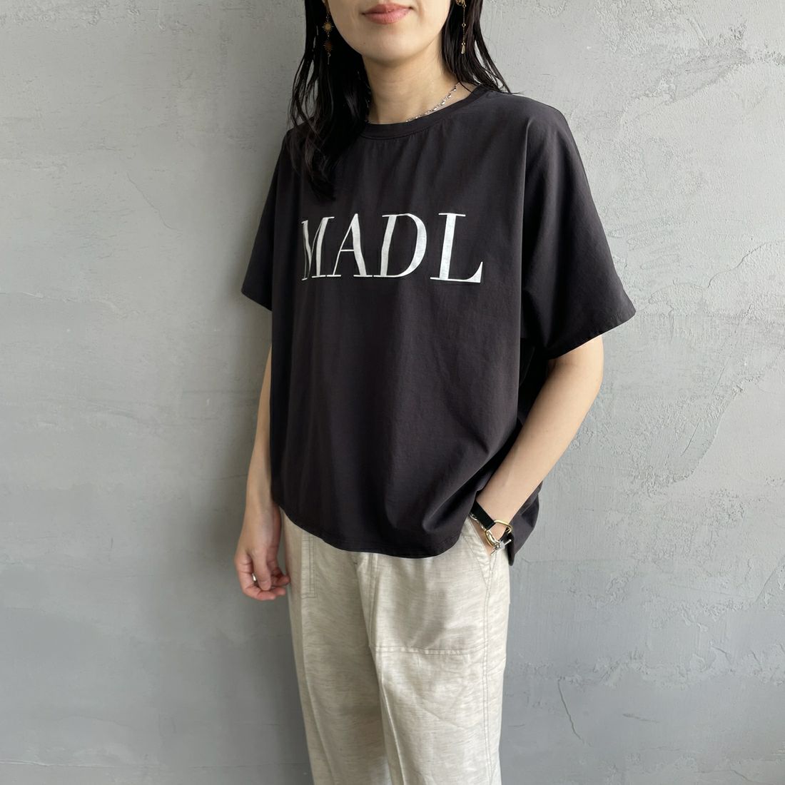 MICA&DEAL × JEANSFACTORY [マイカアンドディール × ジーンズファクトリー] ワイドショートスリーブTシャツ [0125209172-JF] CHARCOAL &&モデル身長：160cm 着用サイズ：F&&