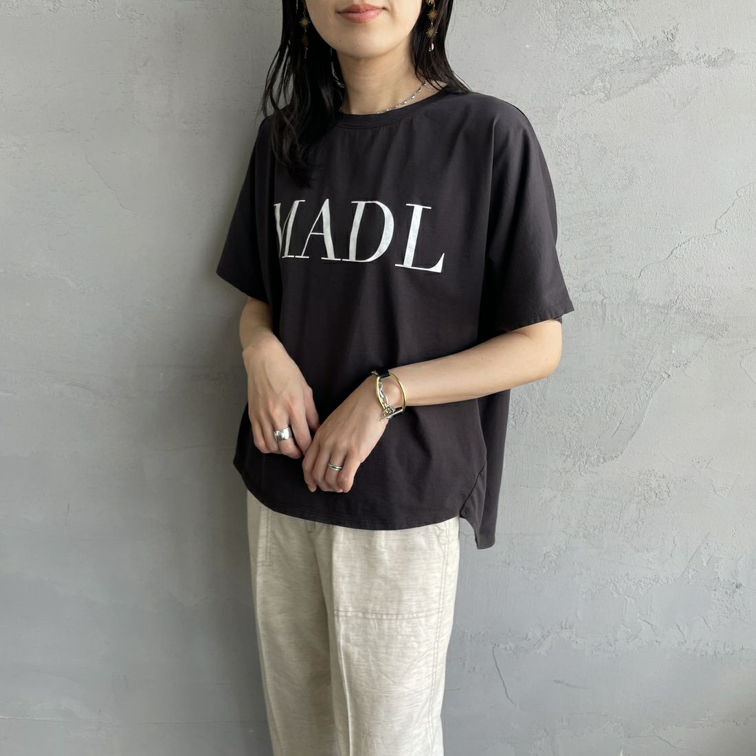 MICA&DEAL × JEANSFACTORY [マイカアンドディール × ジーンズファクトリー] ワイドショートスリーブTシャツ [0125209172-JF] CHARCOAL &&モデル身長：160cm 着用サイズ：F&&