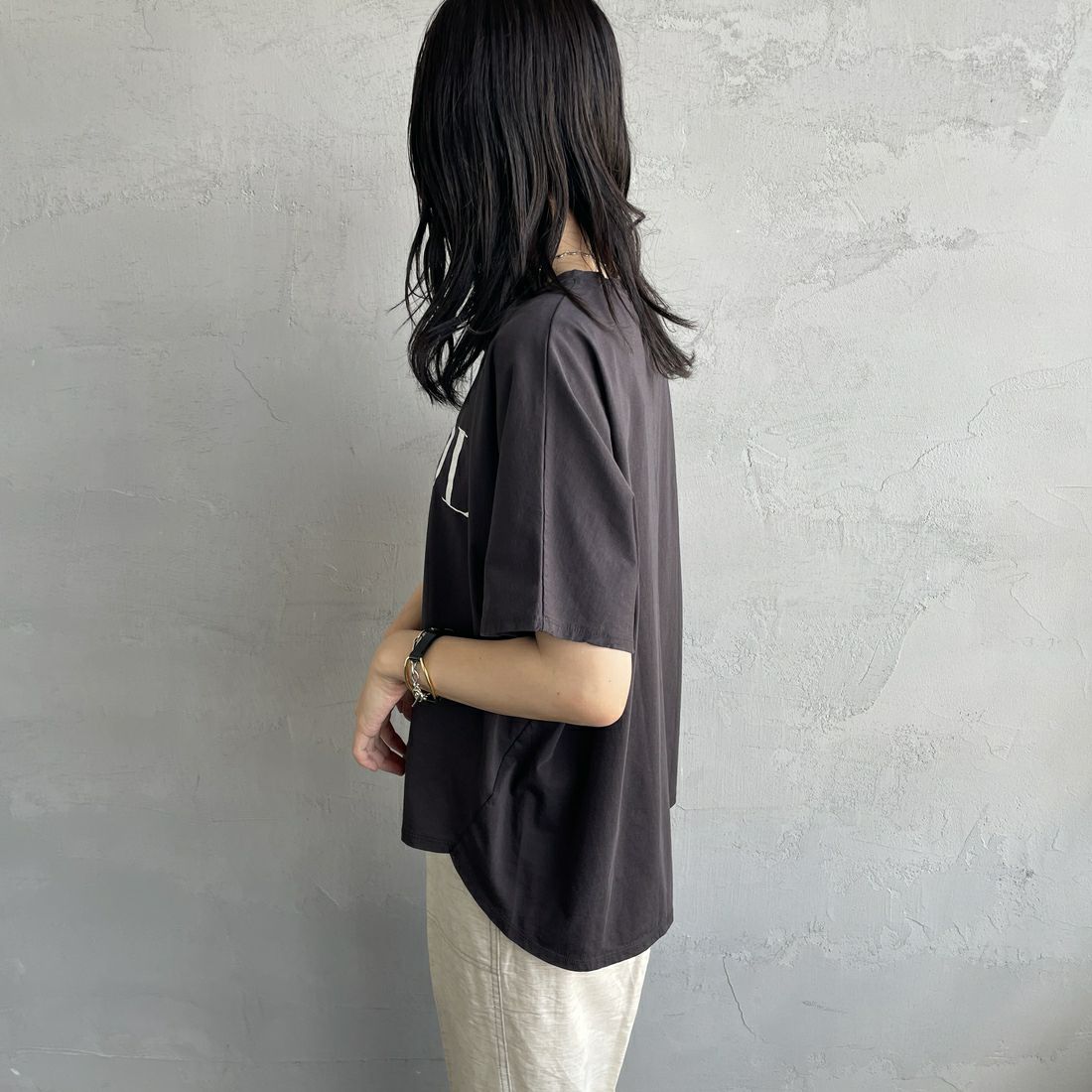 MICA&DEAL × JEANSFACTORY [マイカアンドディール × ジーンズファクトリー] ワイドショートスリーブTシャツ [0125209172-JF] CHARCOAL &&モデル身長：160cm 着用サイズ：F&&