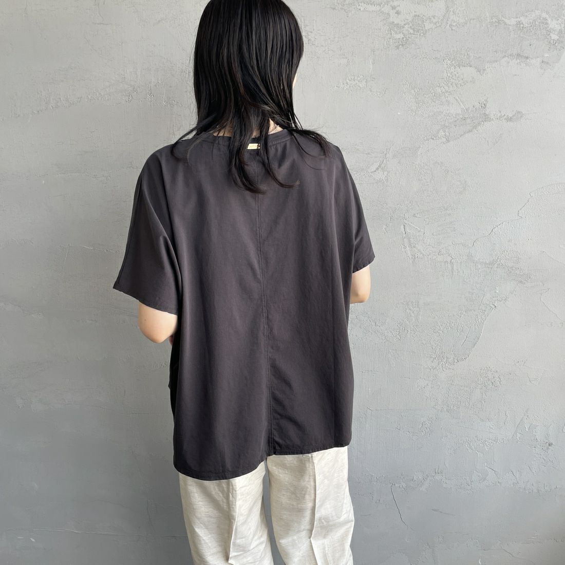 MICA&DEAL × JEANSFACTORY [マイカアンドディール × ジーンズファクトリー] ワイドショートスリーブTシャツ [0125209172-JF] CHARCOAL &&モデル身長：160cm 着用サイズ：F&&