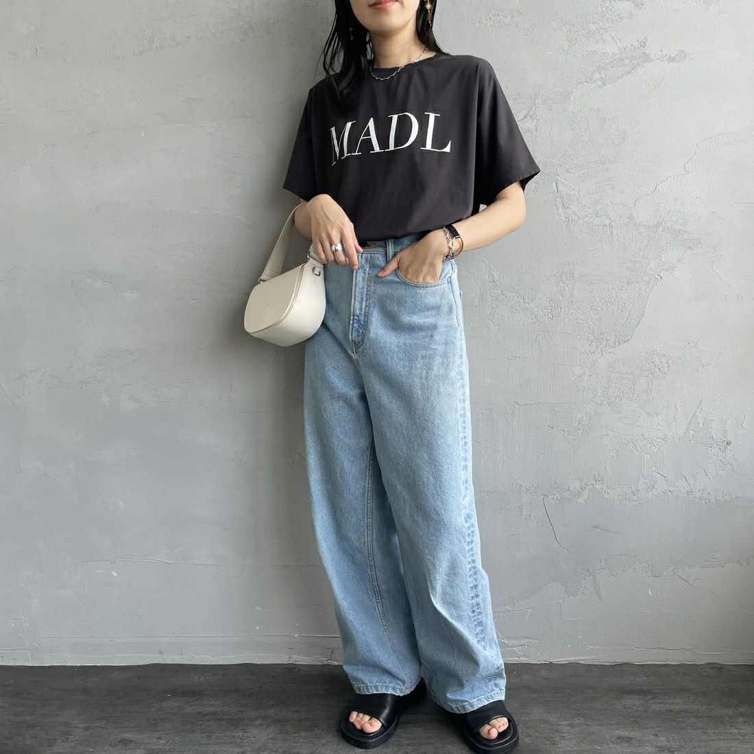 MICA&DEAL × JEANSFACTORY [マイカアンドディール × ジーンズファクトリー] ワイドショートスリーブTシャツ [0125209172-JF] CHARCOAL &&モデル身長：160cm 着用サイズ：F&&