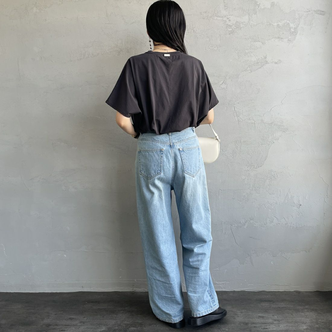 MICA&DEAL × JEANSFACTORY [マイカアンドディール × ジーンズファクトリー] ワイドショートスリーブTシャツ [0125209172-JF] CHARCOAL &&モデル身長：160cm 着用サイズ：F&&