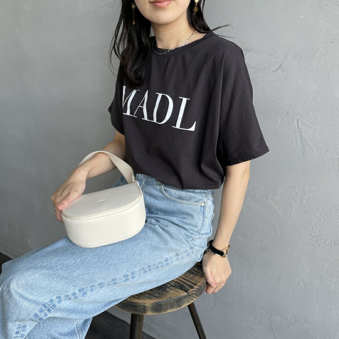 MICA&DEAL × JEANSFACTORY [マイカアンドディール × ジーンズファクトリー] ワイドショートスリーブTシャツ [0125209172-JF] CHARCOAL &&モデル身長：160cm 着用サイズ：F&&