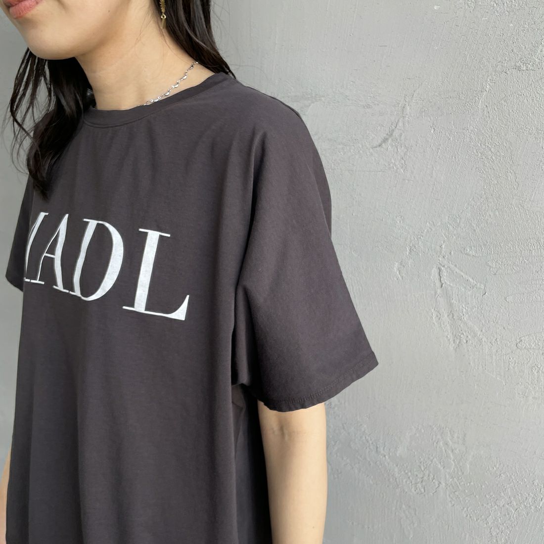 MICA&DEAL × JEANSFACTORY [マイカアンドディール × ジーンズファクトリー] ワイドショートスリーブTシャツ [0125209172-JF] CHARCOAL &&モデル身長：160cm 着用サイズ：F&&