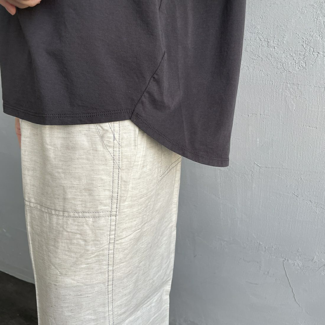 MICA&DEAL × JEANSFACTORY [マイカアンドディール × ジーンズファクトリー] ワイドショートスリーブTシャツ [0125209172-JF] CHARCOAL &&モデル身長：160cm 着用サイズ：F&&